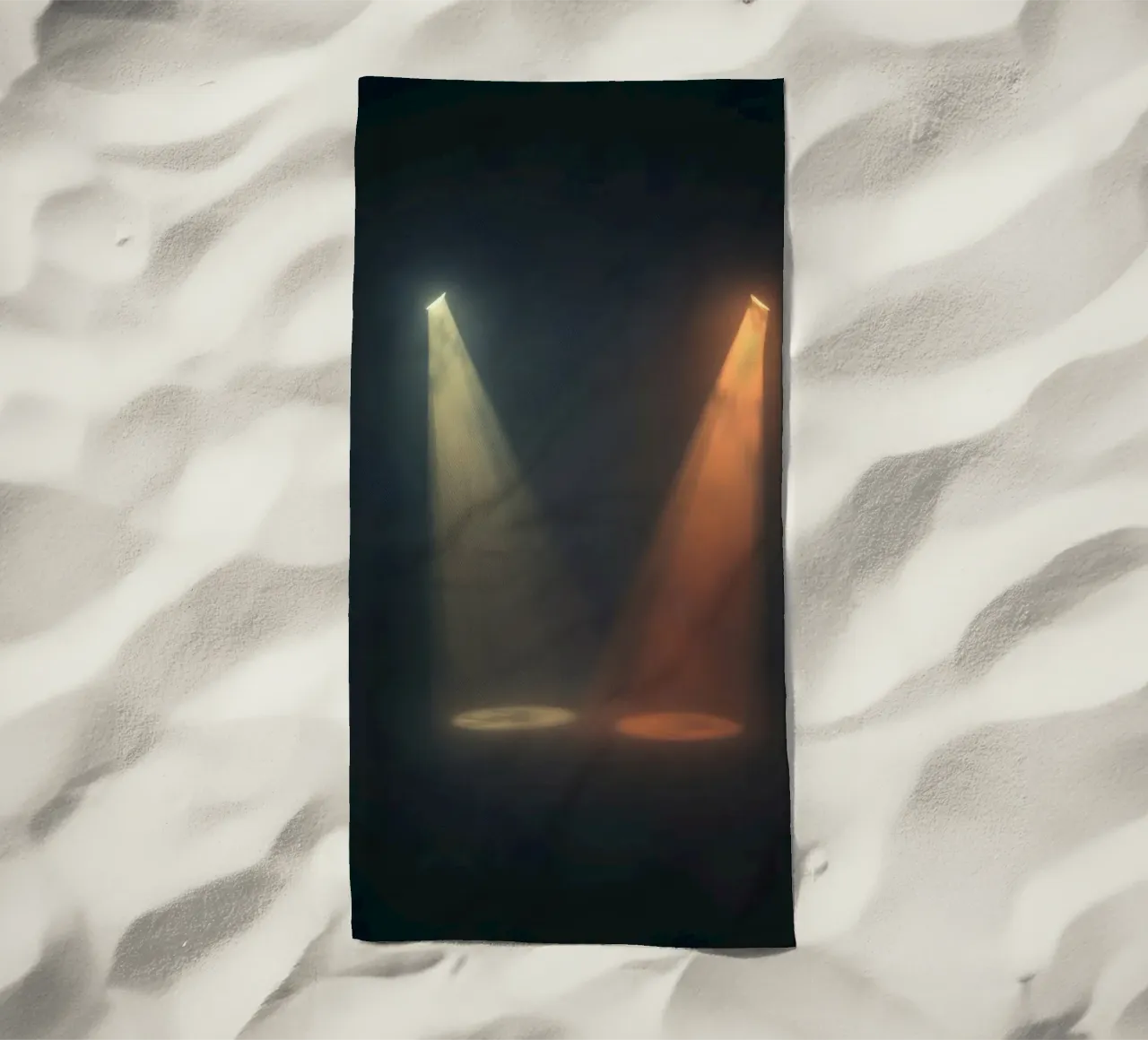 Due fasci di luce contrastanti illuminano un palcoscenico nebbioso telo mare da DesignDoodle