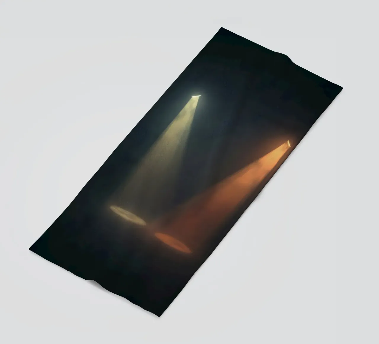 Due fasci di luce contrastanti illuminano un palcoscenico nebbioso telo mare da DesignDoodle