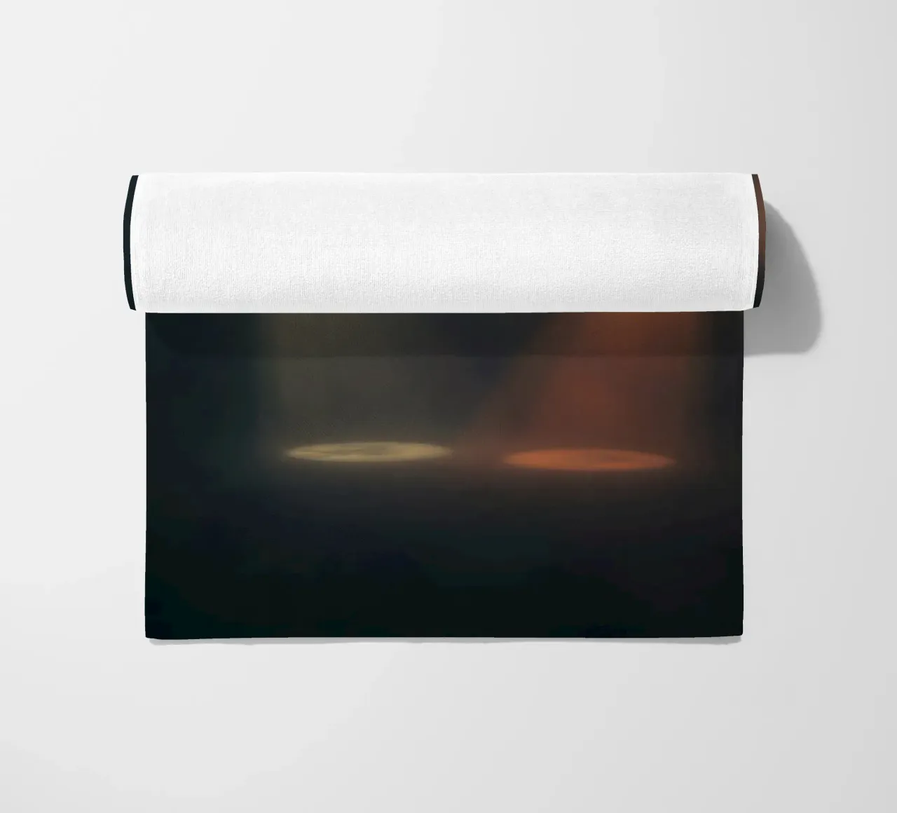 Due fasci di luce contrastanti illuminano un palcoscenico nebbioso telo mare da DesignDoodle