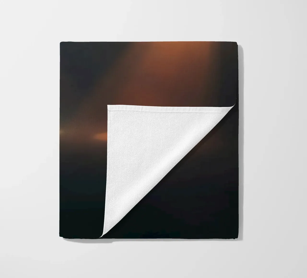 Due fasci di luce contrastanti illuminano un palcoscenico nebbioso telo mare da DesignDoodle