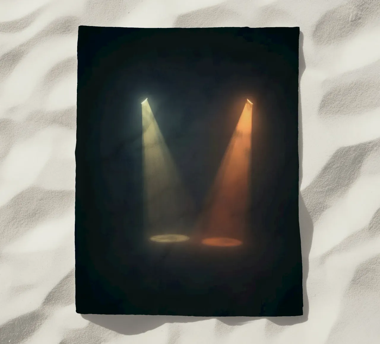 Due fasci di luce contrastanti illuminano un palcoscenico nebbioso telo mare da DesignDoodle