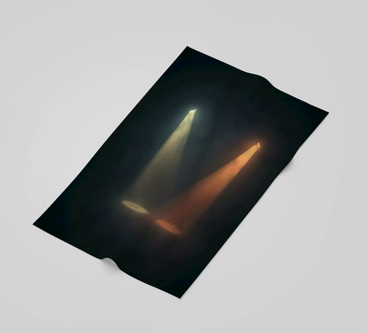 Due fasci di luce contrastanti illuminano un palcoscenico nebbioso telo mare da DesignDoodle