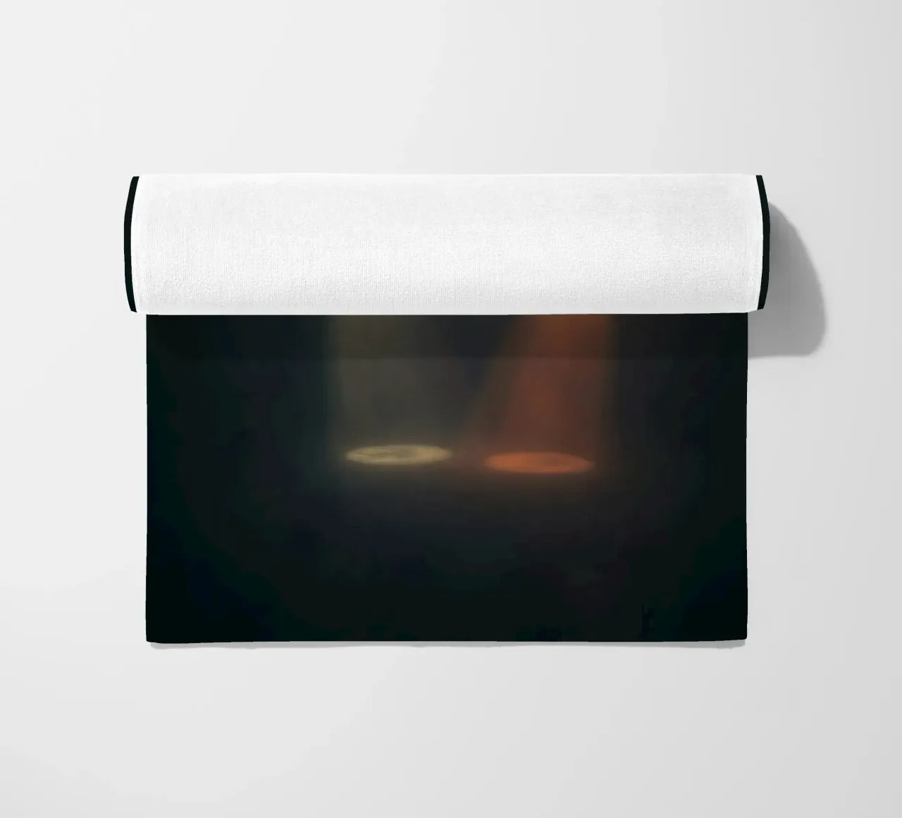 Due fasci di luce contrastanti illuminano un palcoscenico nebbioso telo mare da DesignDoodle