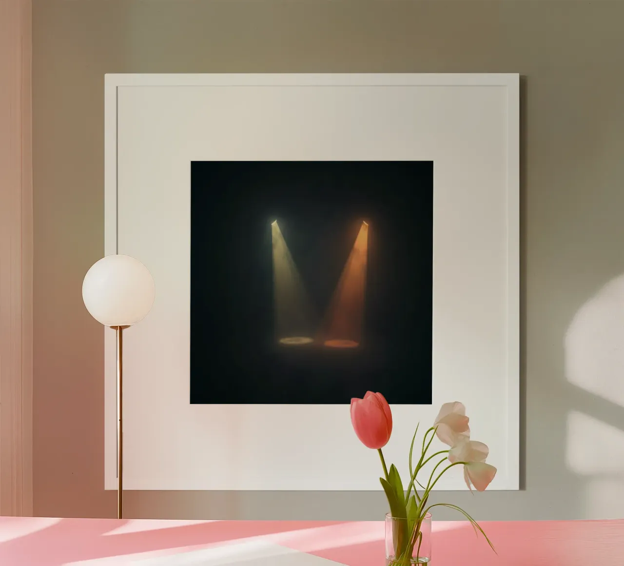 Deux faisceaux de projecteurs contrastés éclairent une scène brumeuse poster de DesignDoodle