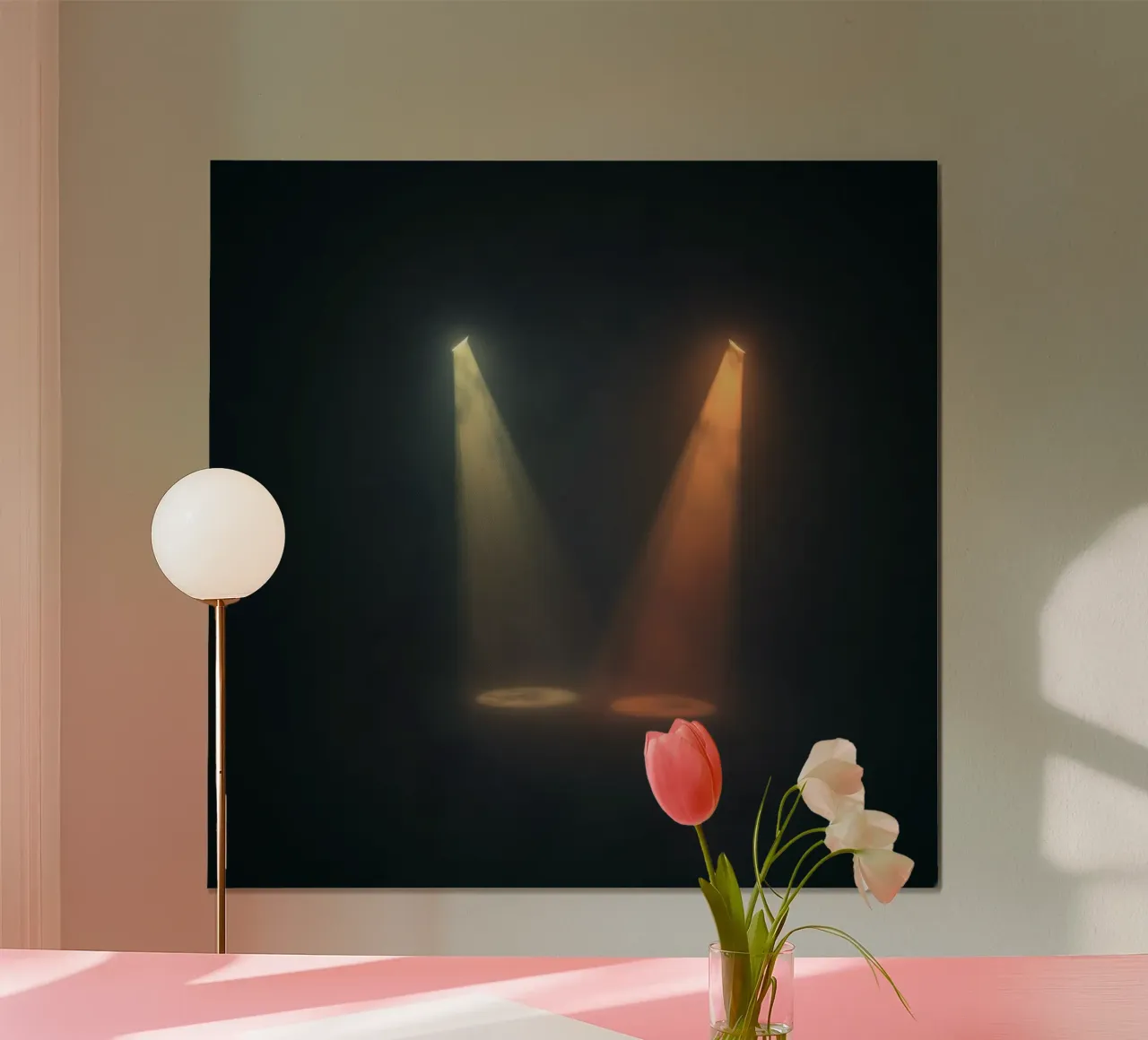 Deux faisceaux de projecteurs contrastés éclairent une scène brumeuse poster de DesignDoodle