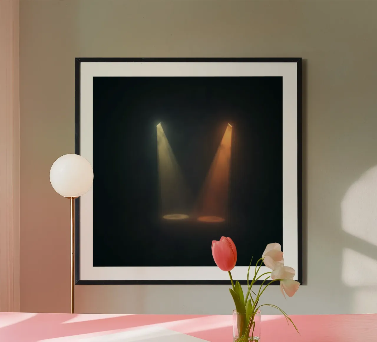 Deux faisceaux de projecteurs contrastés éclairent une scène brumeuse poster de DesignDoodle