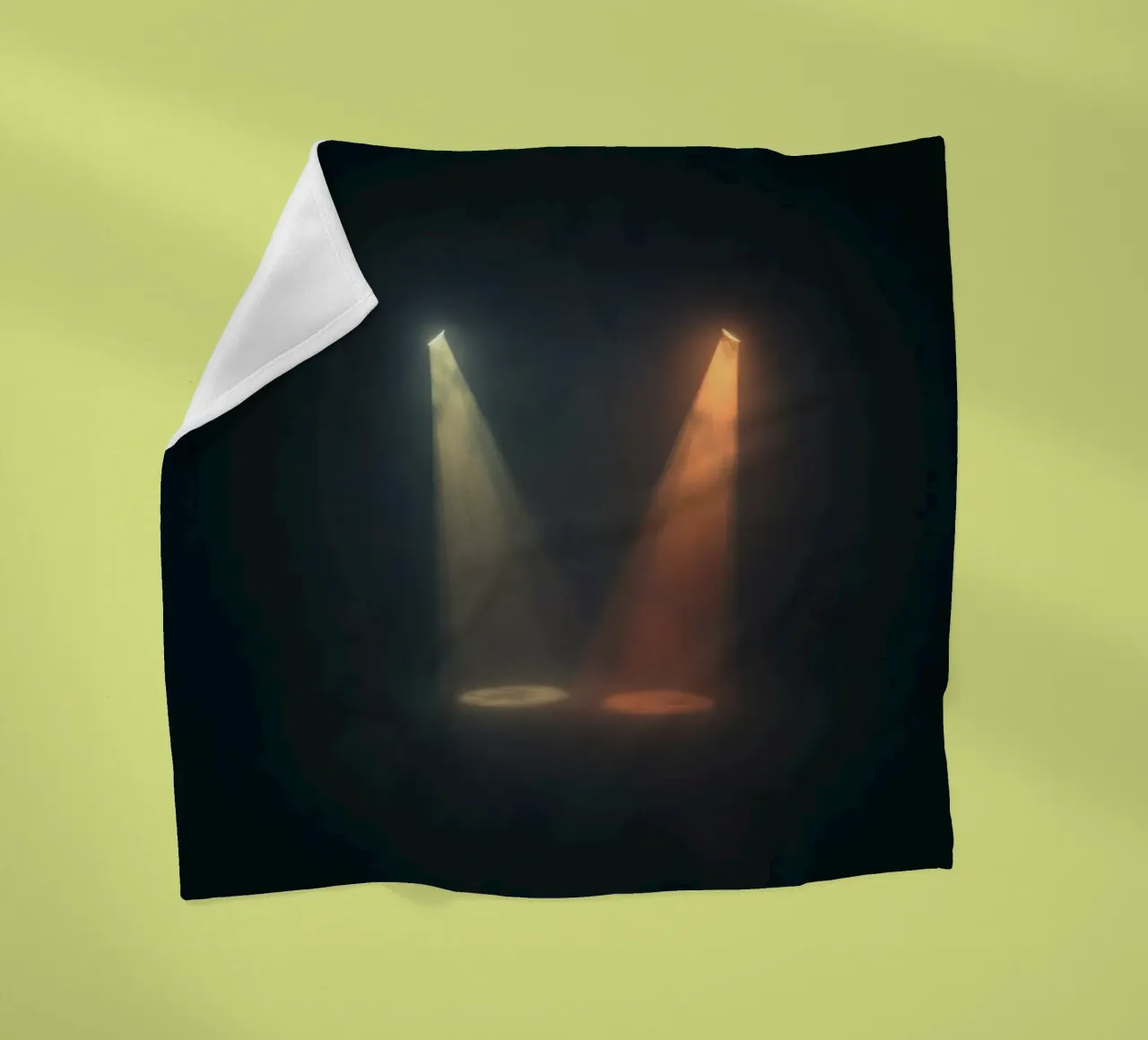 Due fasci di luce contrastanti illuminano un palcoscenico nebbioso coperta in pile da DesignDoodle