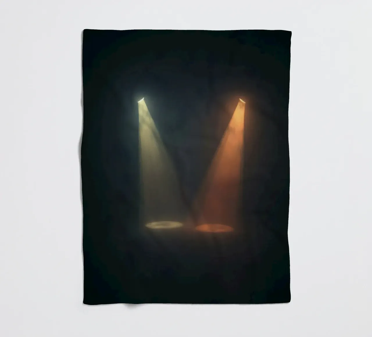 Dos haces de focos en contraste iluminan un escenario con niebla manta de franela de DesignDoodle