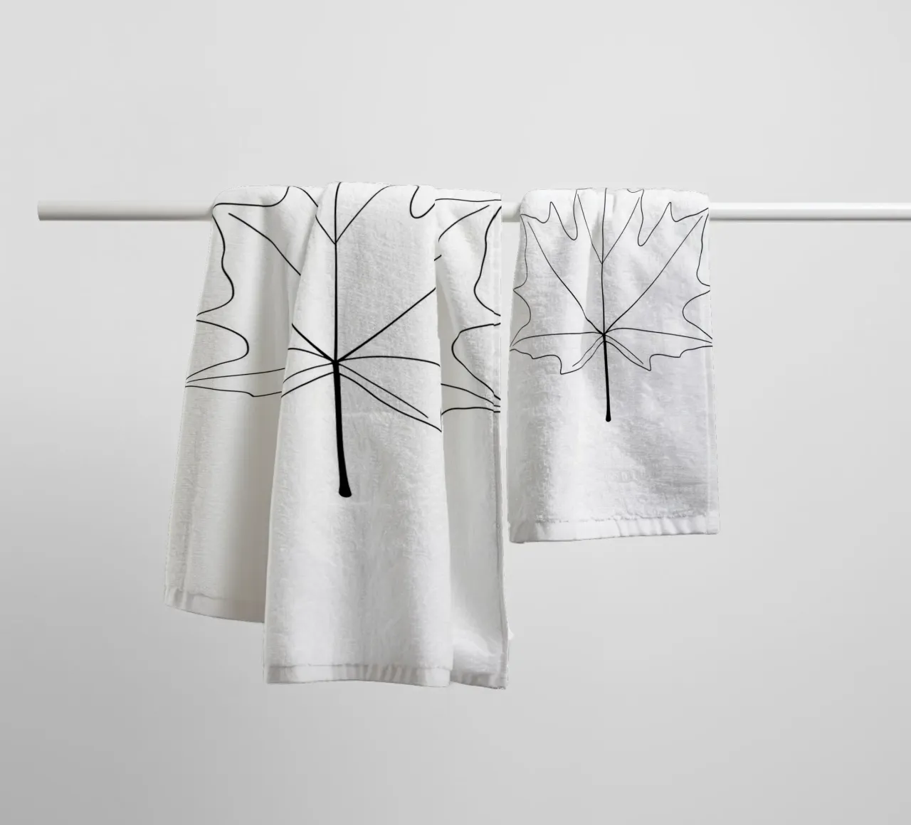 Dessin au trait minimaliste d'une feuille d'érable | Modern Abstract Ar serviette de bain de Viv Line Art