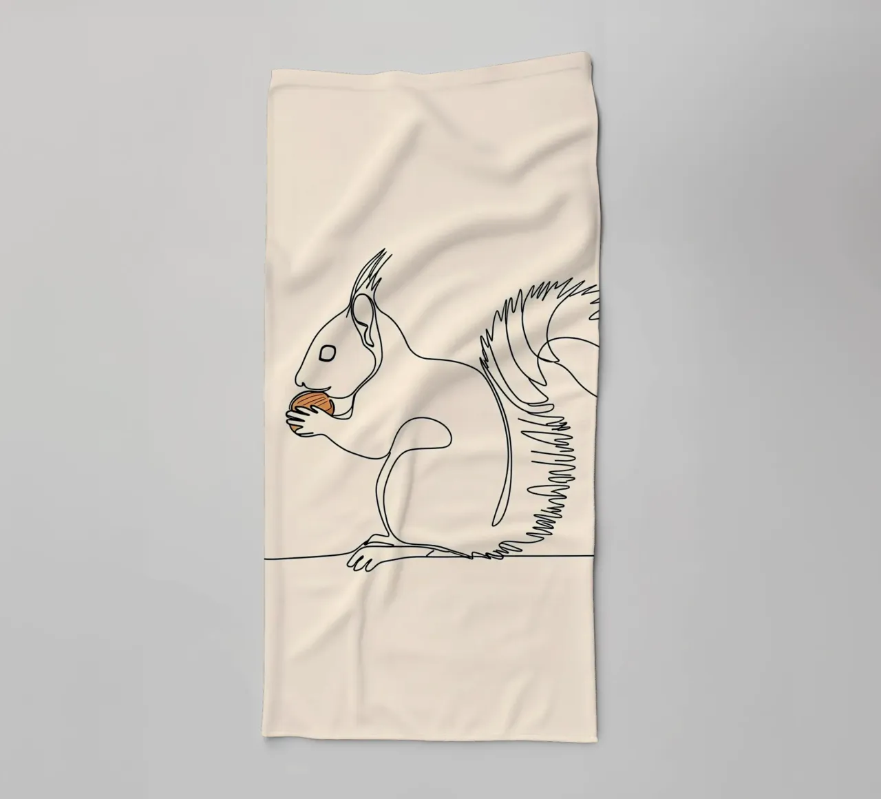 Dessin minimaliste d'un écureuil mangeant une noix | Moderne serviette de bain de Viv Line Art