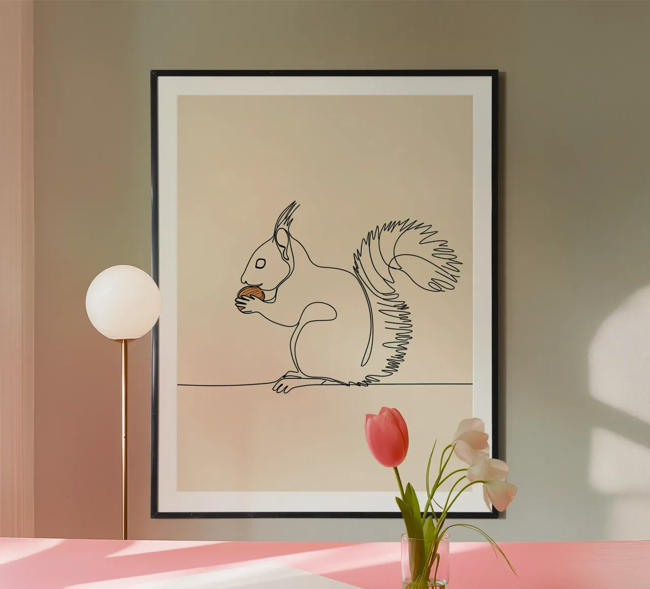 Dessin minimaliste d'un écureuil mangeant une noix | Moderne hahnemühle de Viv Line Art