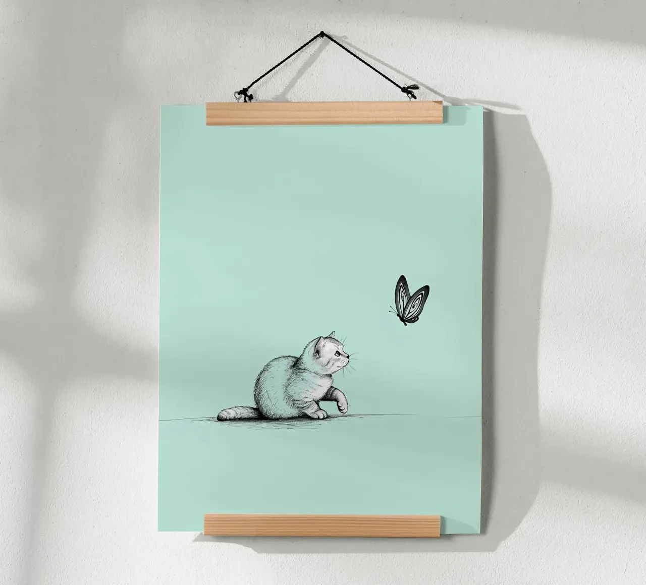 Disegno lineare minimalista di un gatto con farfalla | Abs moderno poster con telaio in legno da Viv Line Art