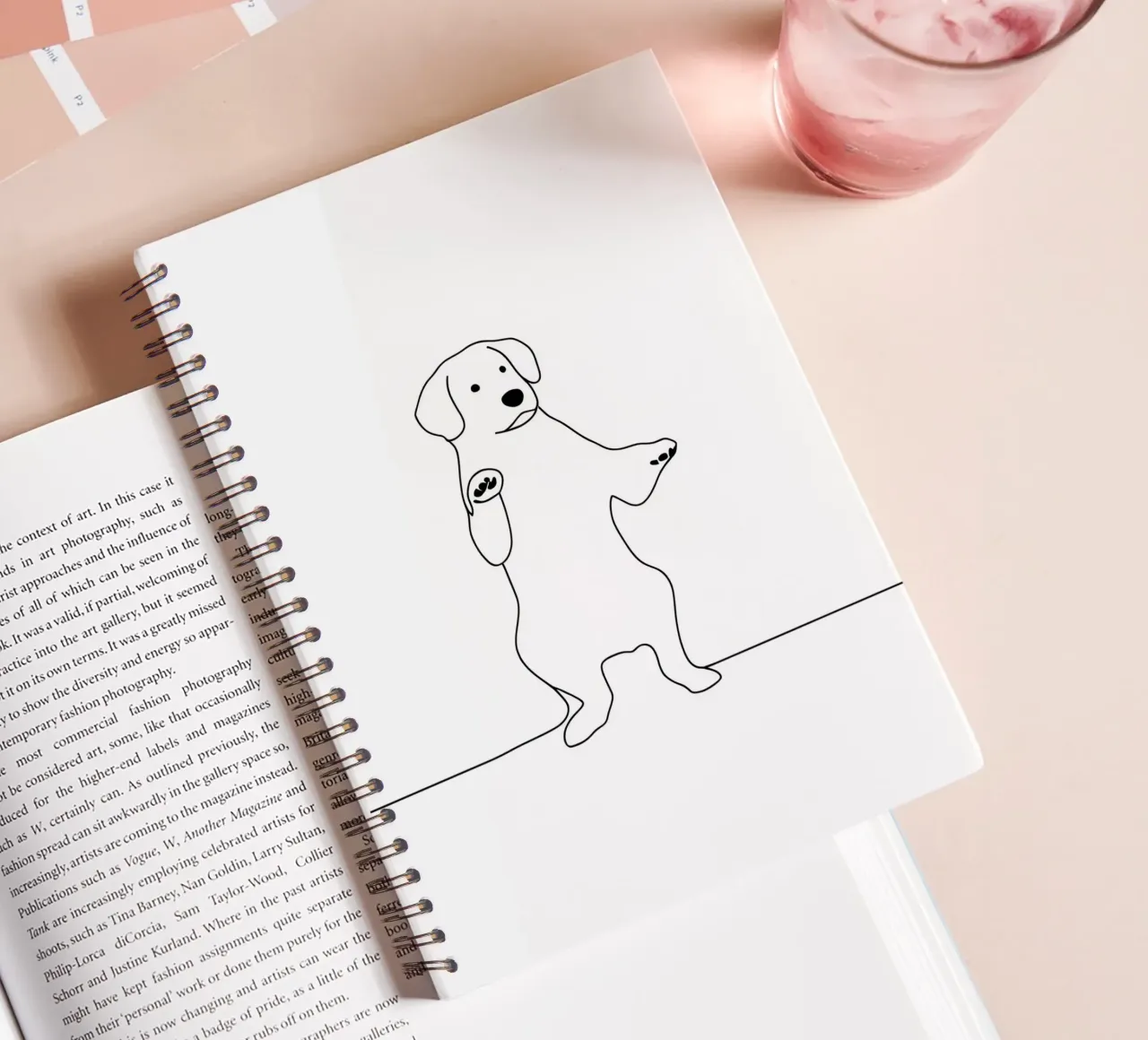 Dessin au trait minimaliste d'un chien dansant | Moderne Abstrait A carnet à spirale de Viv Line Art