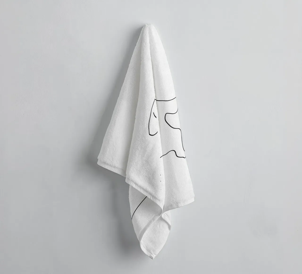 Dessin au trait minimaliste d'un chien dansant | Moderne Abstrait A serviette de bain de Viv Line Art