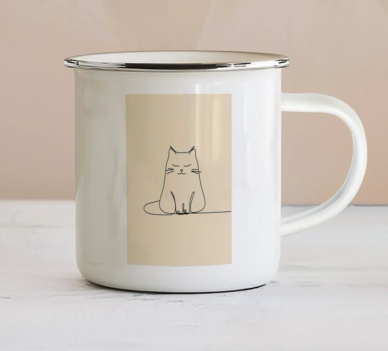 Dibujo lineal minimalista de un gato sentado tranquilamente | Moderno taza de esmalte de Viv Line Art