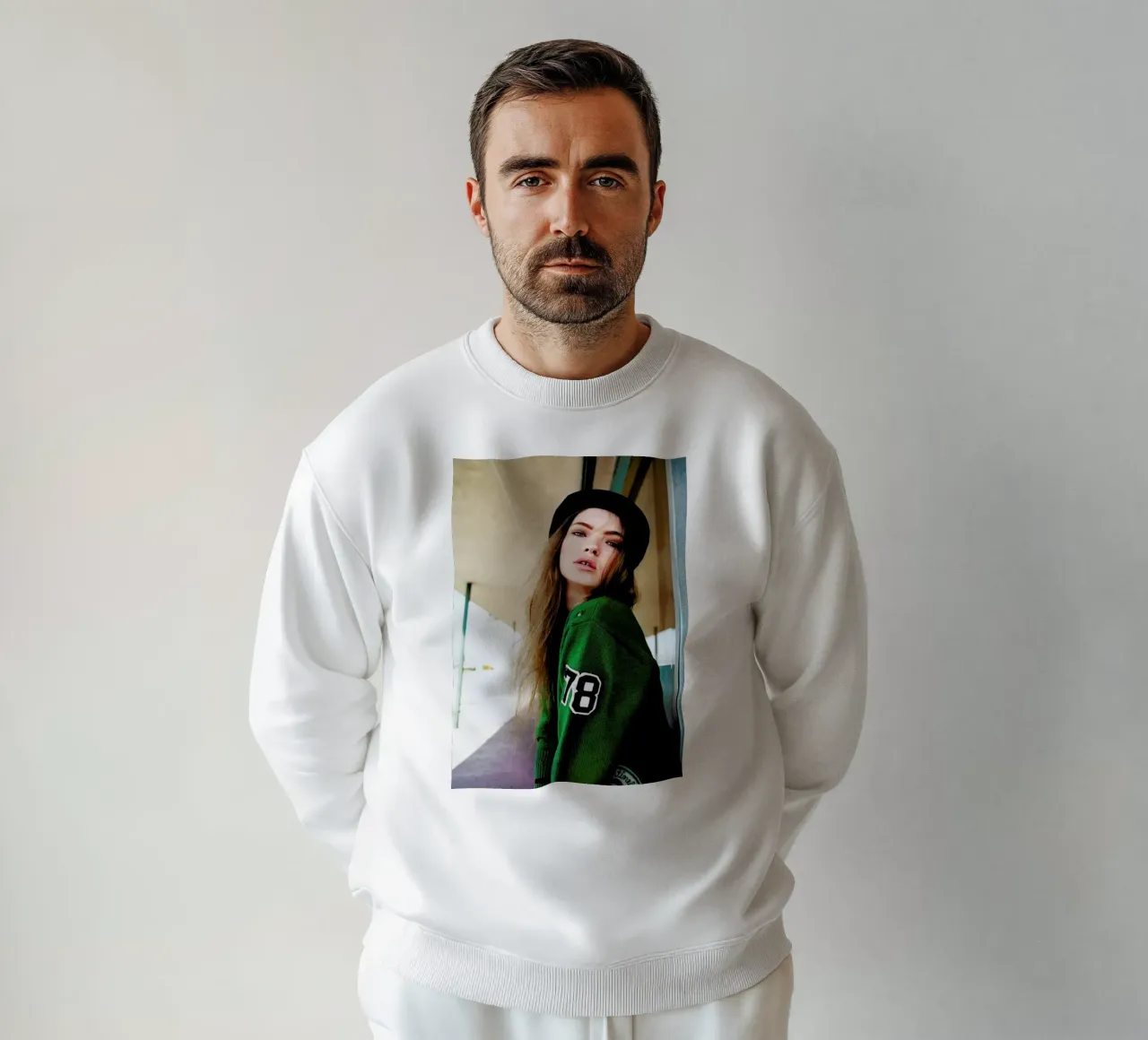 Teeth separated sweatshirt van Aysha Banos