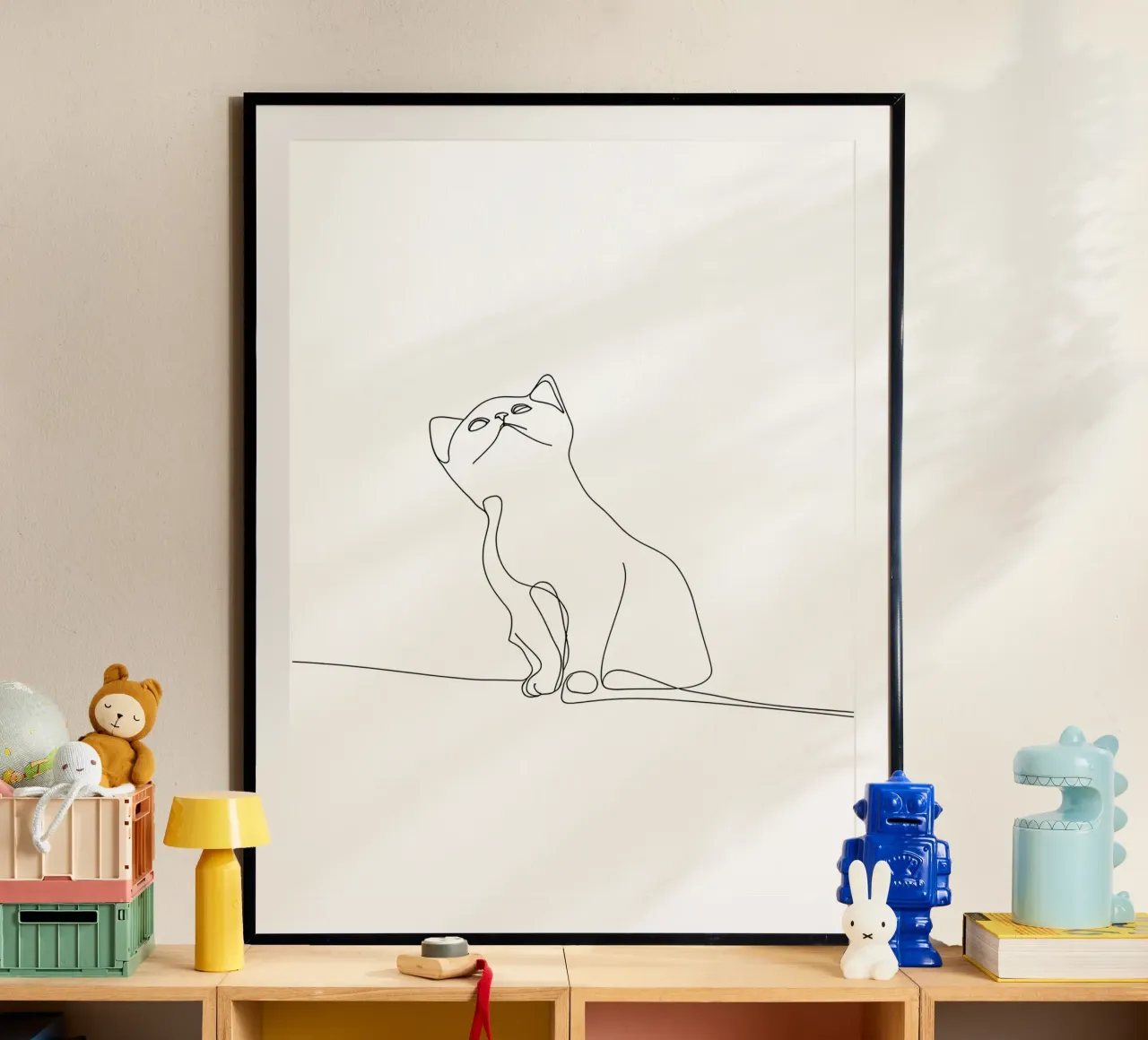 Dessin au trait minimaliste d'un chat mignon | Modern Abstract Art poster avec cadre en bois de Viv Line Art