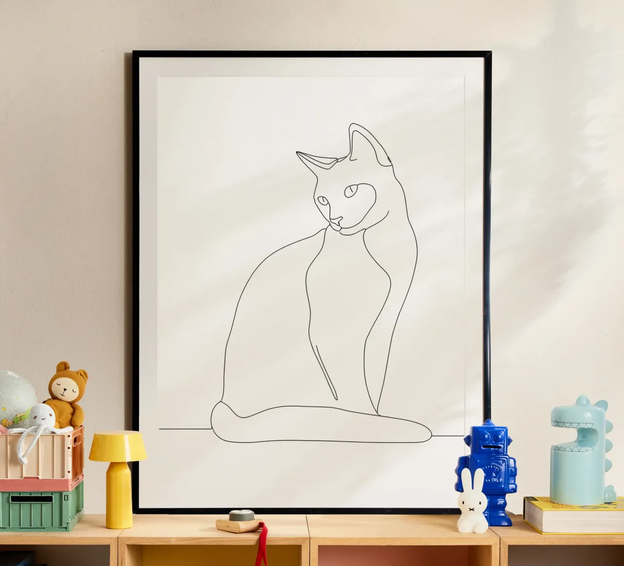 Disegno lineare minimalista di un gatto che si siede pacificamente | Moderno poster con telaio in legno da Viv Line Art