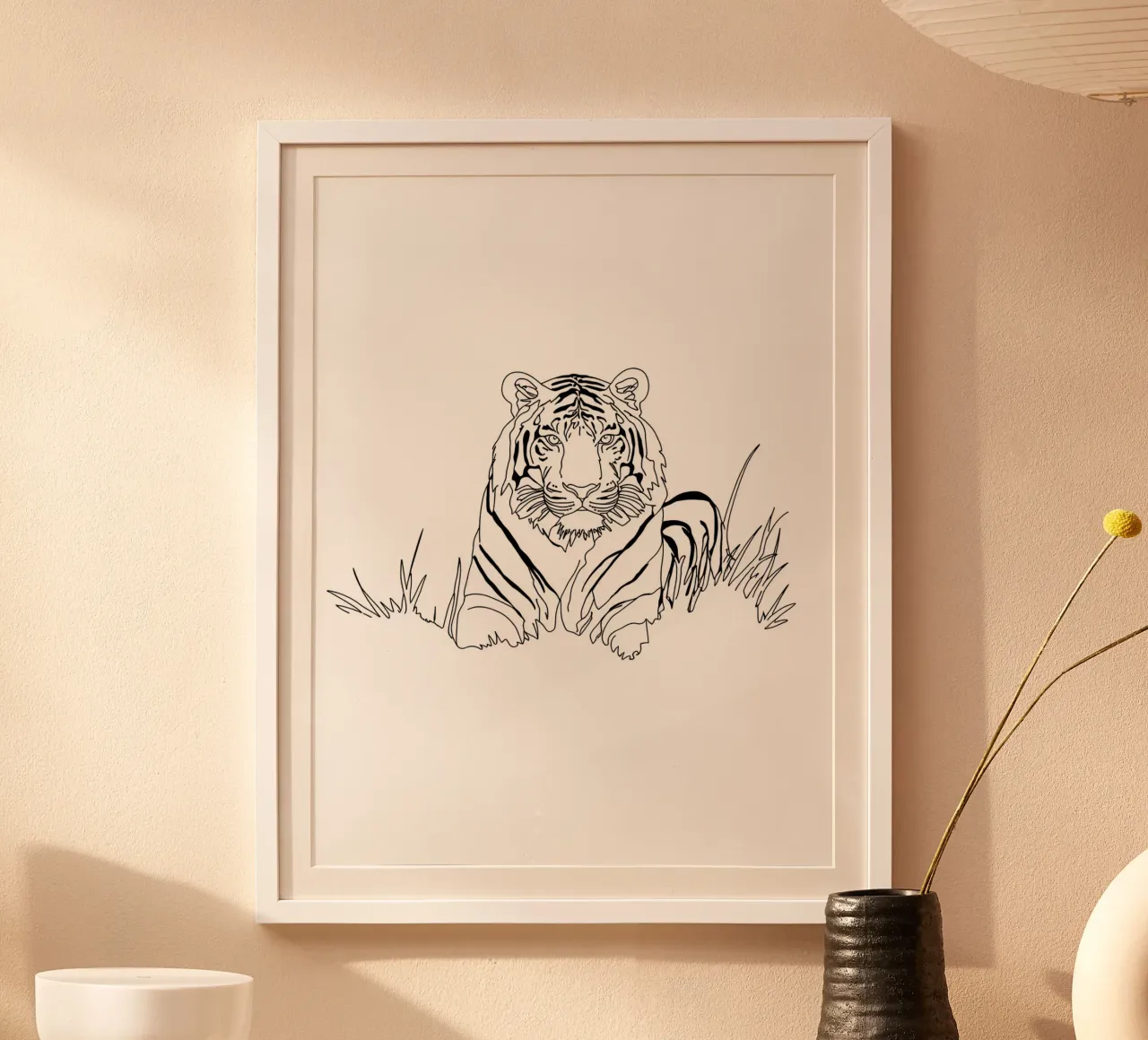 Disegno lineare minimalista di una tigre nell'erba | Abs moderno poster da Viv Line Art