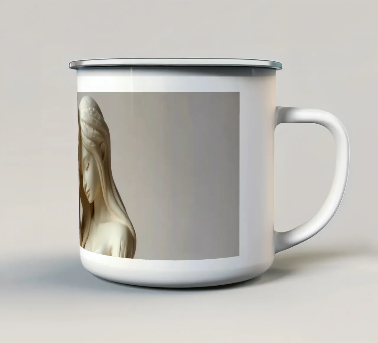 Intricata scultura raffigurante due figure intrecciate tazza in smalto da DesignDoodle