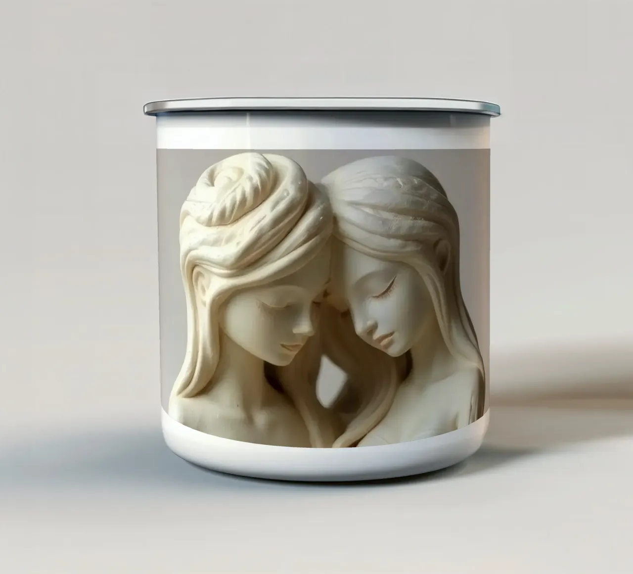 Intricata scultura raffigurante due figure intrecciate tazza in smalto da DesignDoodle