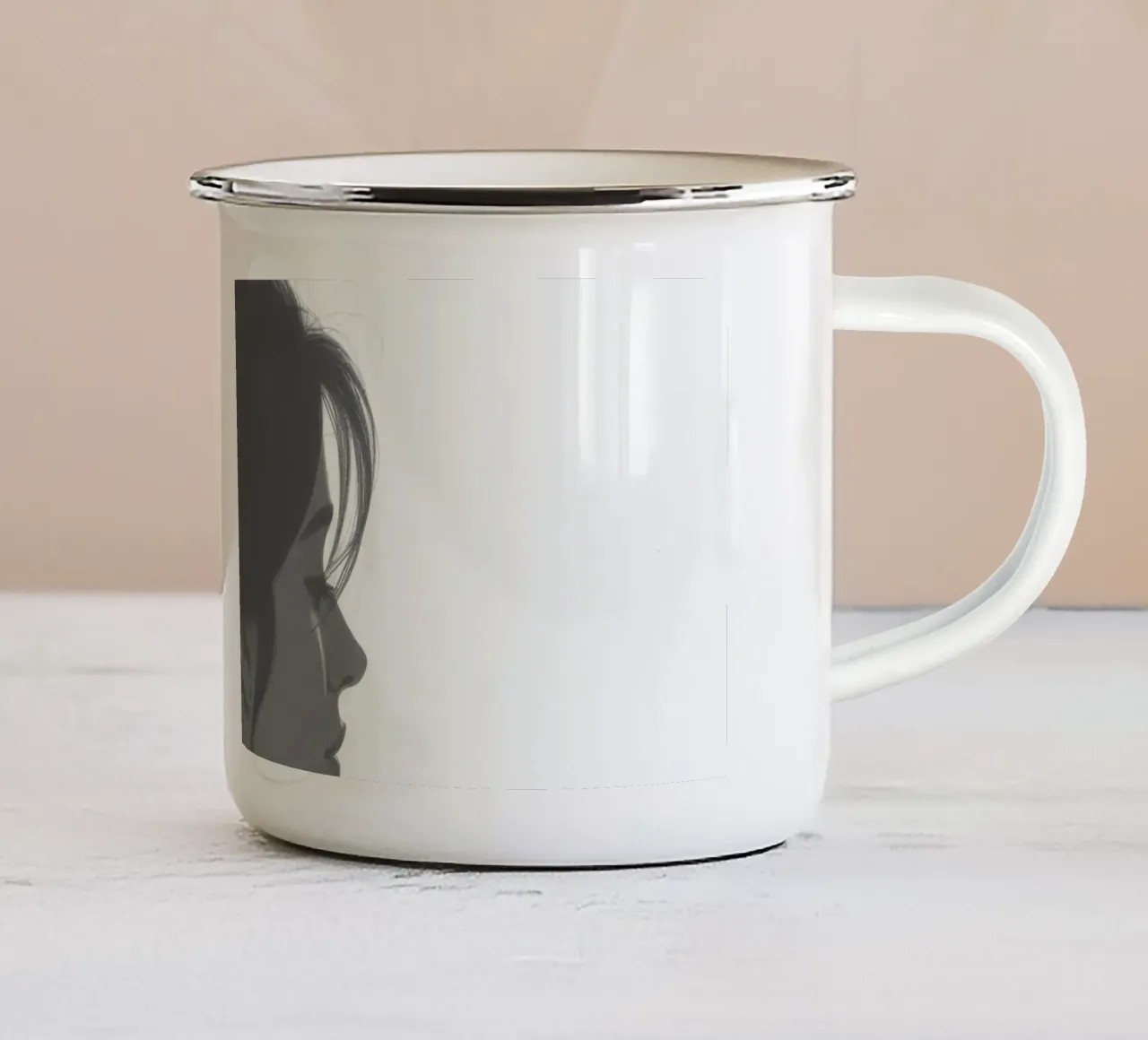 Silhouette di donna con acconciatura complessa e collana tazza in smalto da DesignDoodle