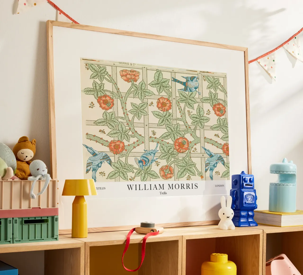 William Morris, Traliccio di uccelli poster con telaio in plastica da Peaches Art Prints