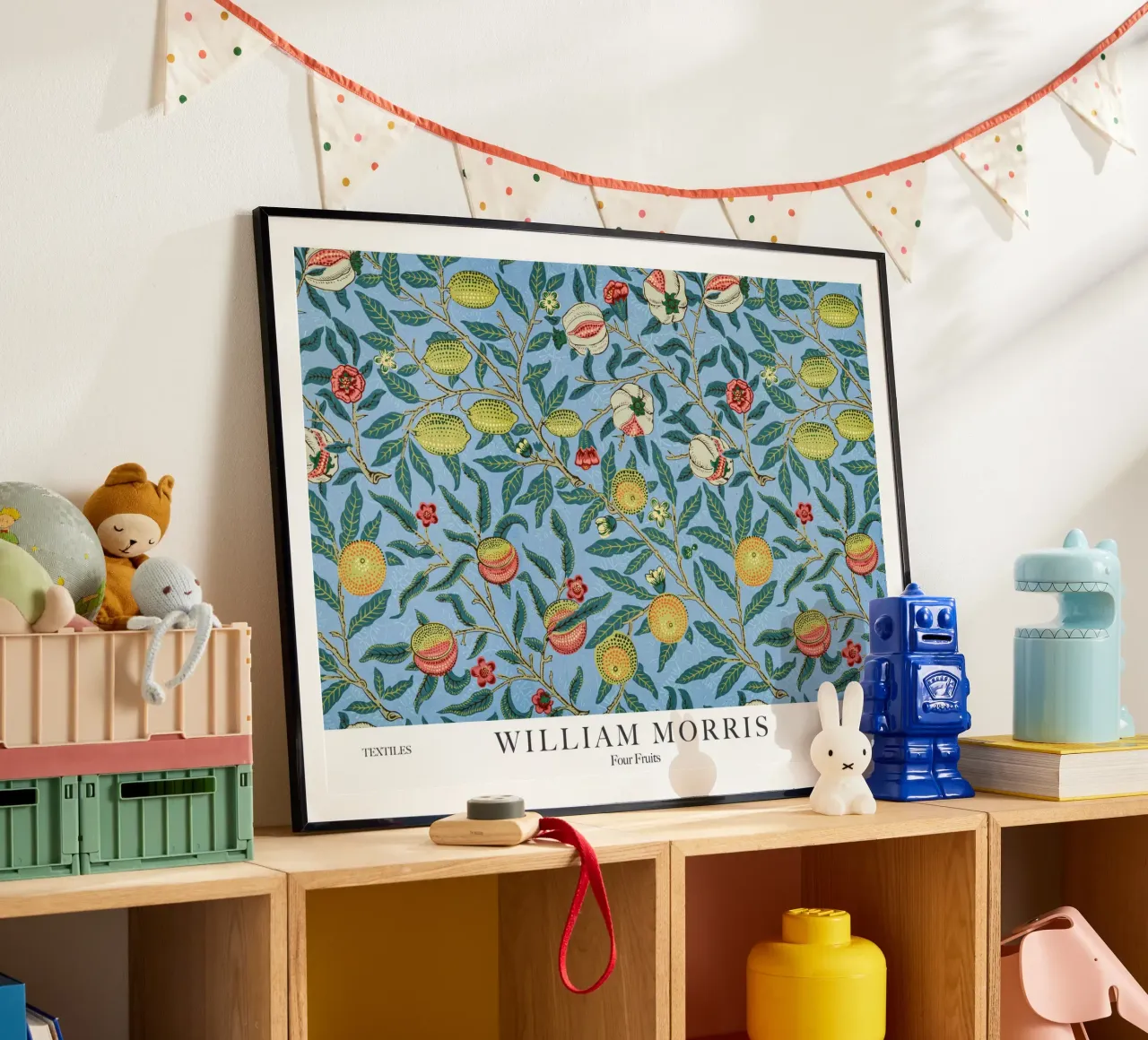 William Morris, Quattro frutti poster con telaio in legno da Peaches Art Prints