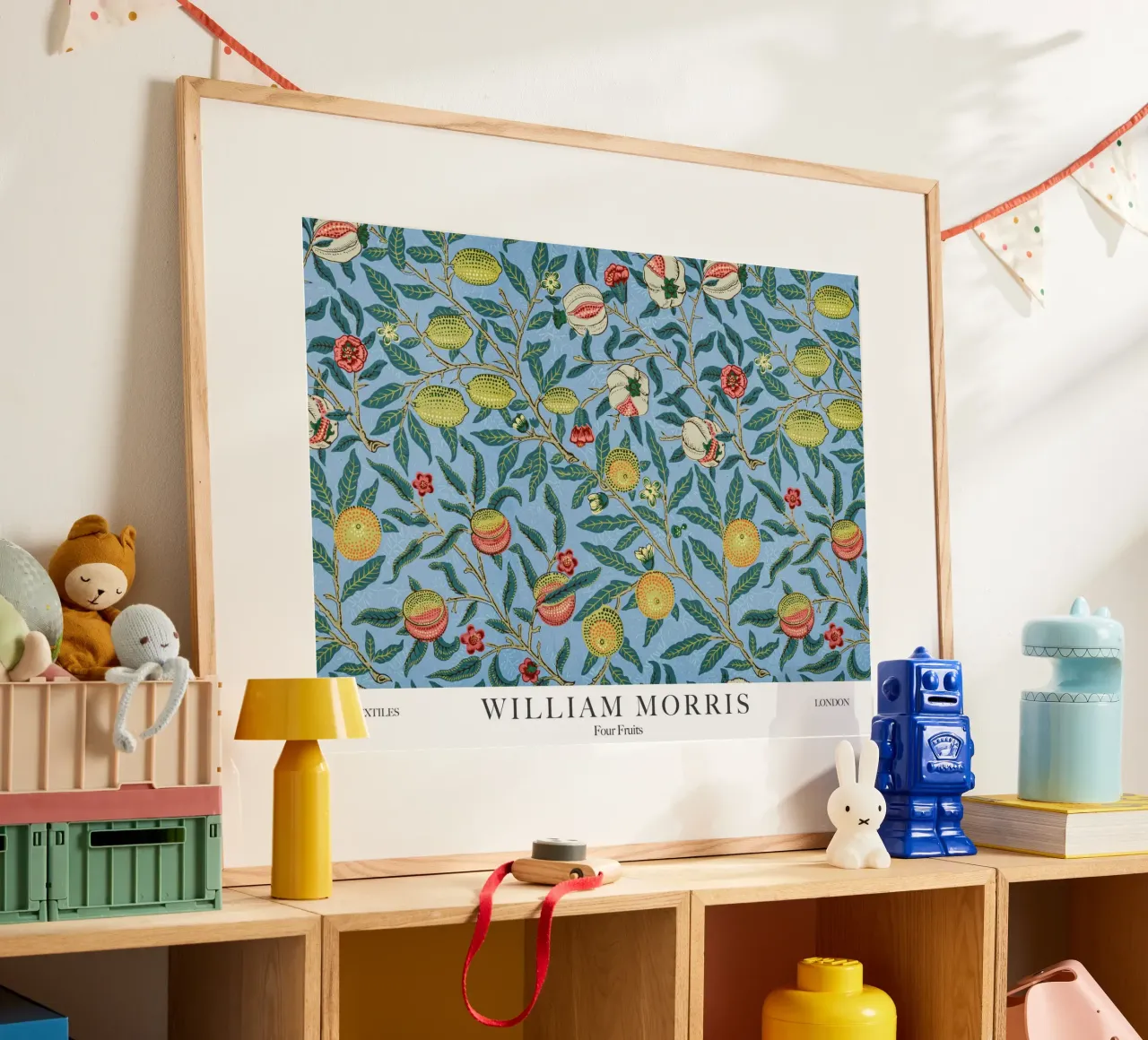 William Morris, Quattro frutti poster con telaio in legno da Peaches Art Prints