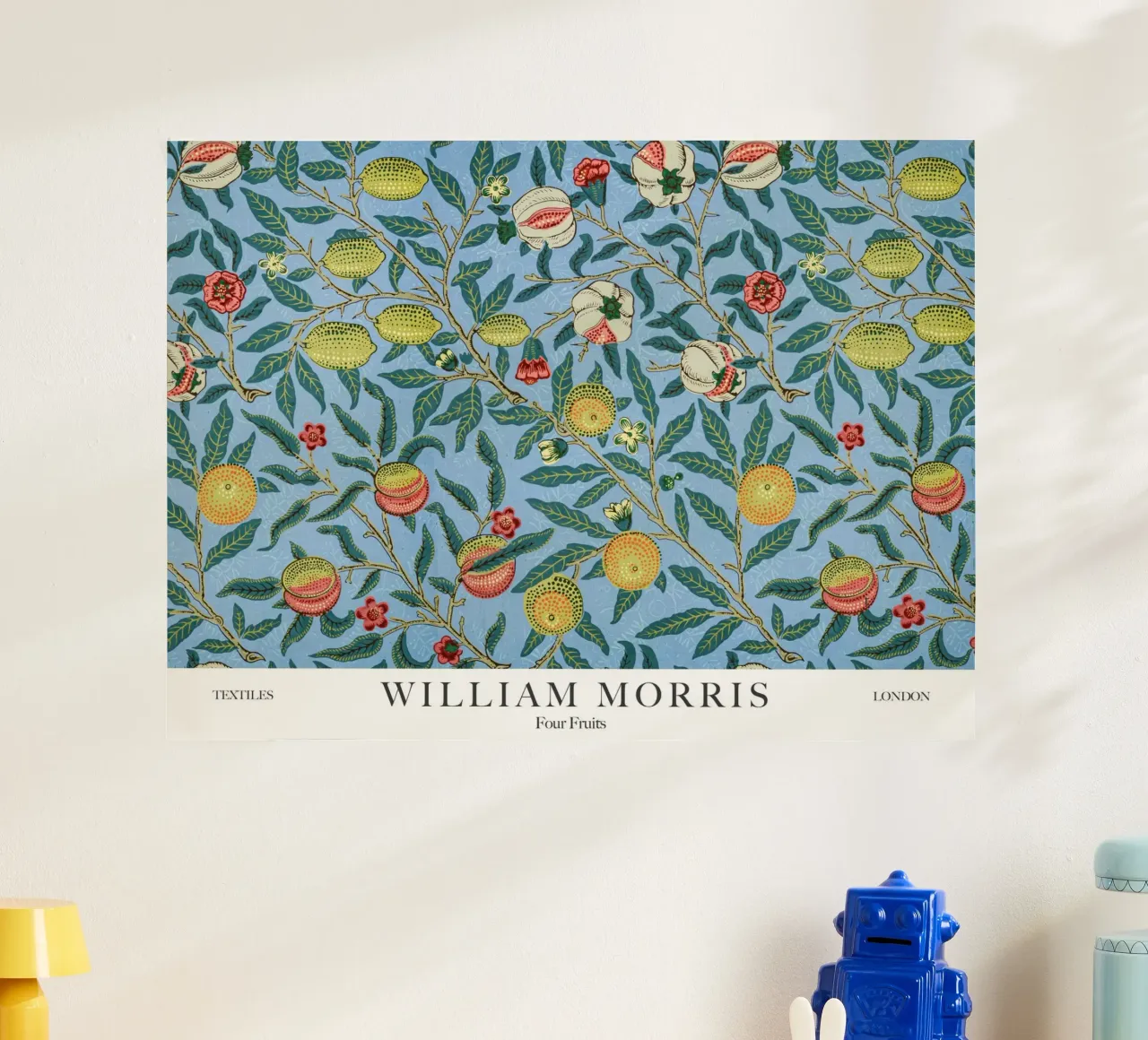 William Morris, Quattro frutti poster con telaio in legno da Peaches Art Prints