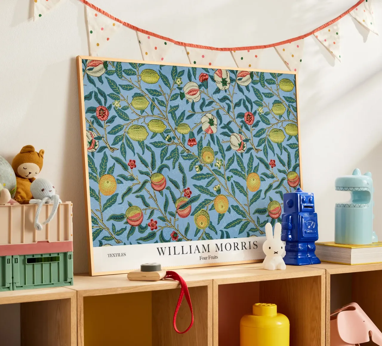 William Morris, Quattro frutti poster con telaio in legno da Peaches Art Prints