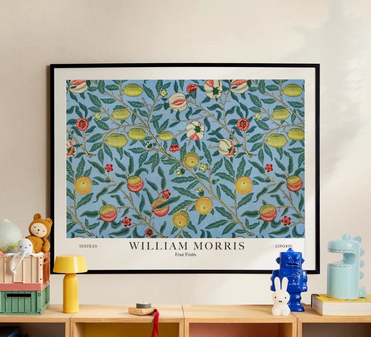 William Morris, Quattro frutti poster con telaio in legno da Peaches Art Prints