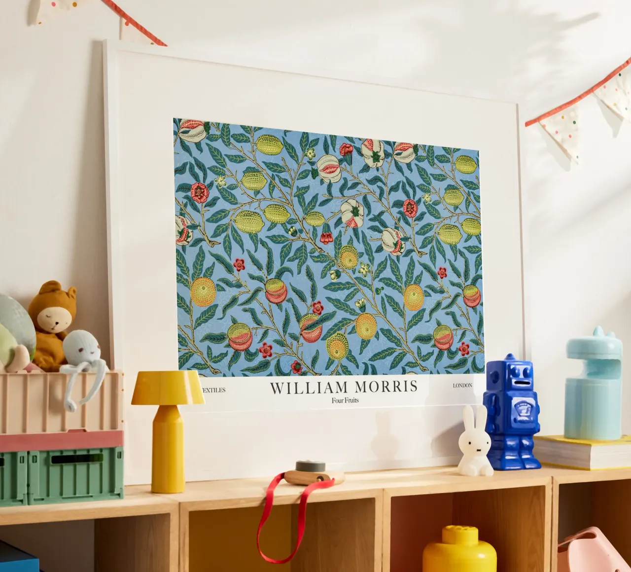 William Morris, Quattro frutti poster con telaio in legno da Peaches Art Prints