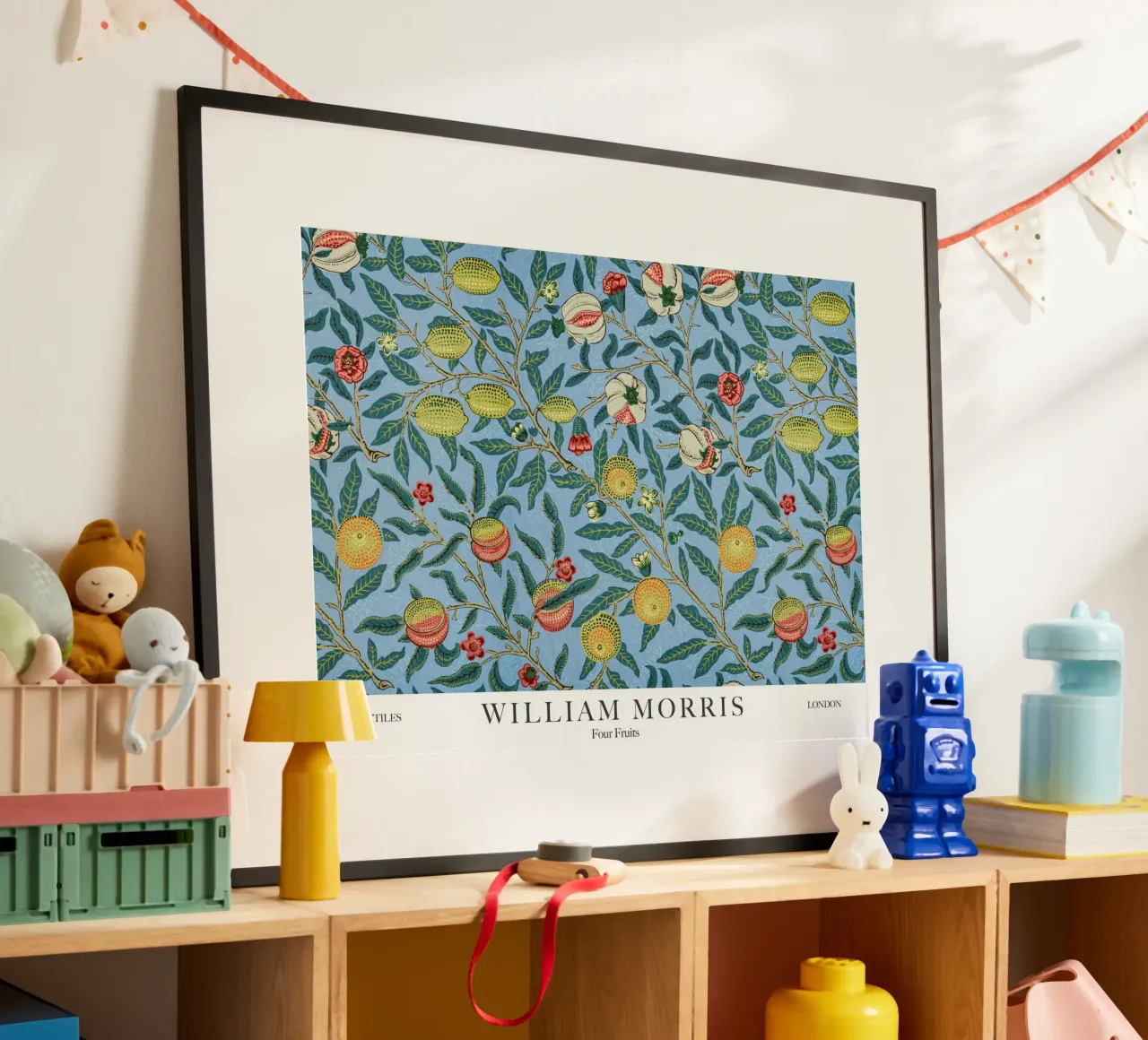 William Morris, Quattro frutti poster con telaio in legno da Peaches Art Prints