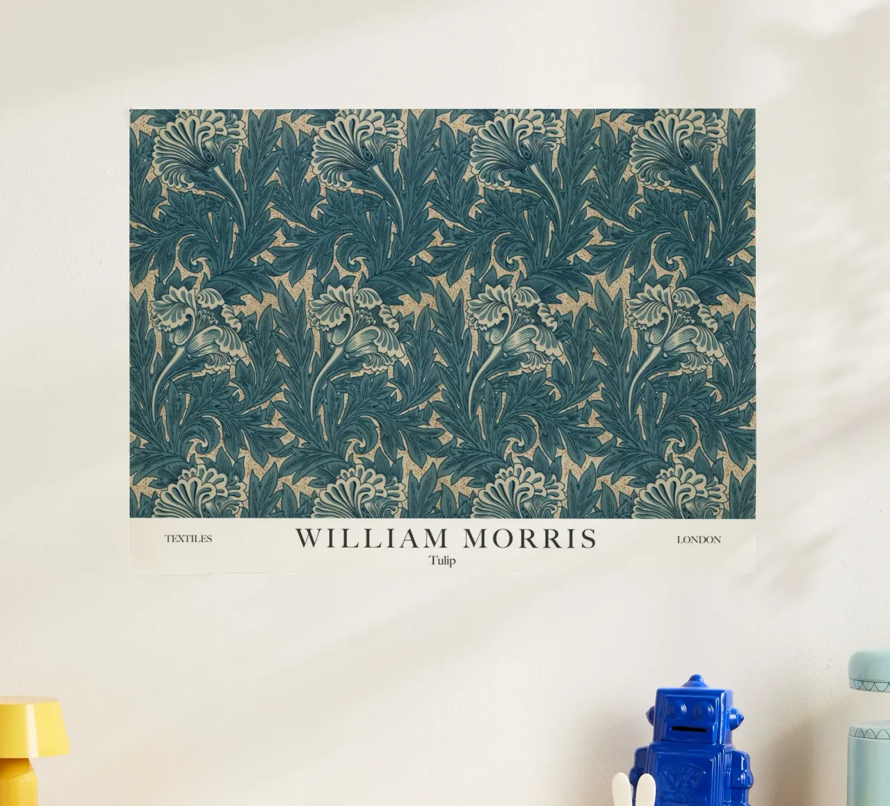 William Morris, Tulipano blu poster con telaio in legno da Peaches Art Prints