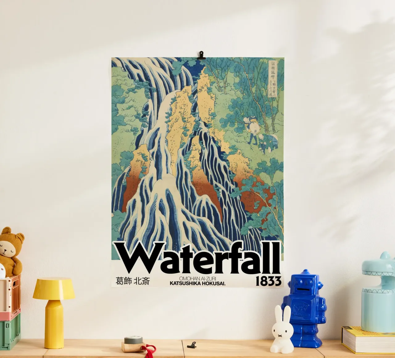 Poster grafico Hokusai Waterfall poster con telaio in legno da Peaches Art Prints