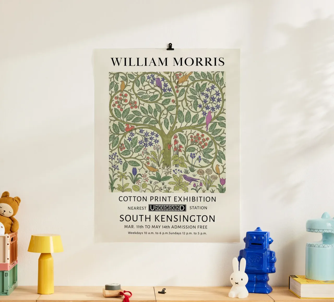 Milliam Morris, Uccelli dell'albero della vita poster con telaio in legno da Peaches Art Prints