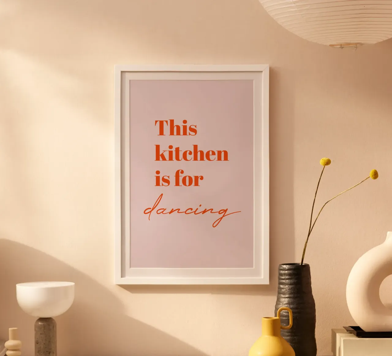 This kitchen is for dancing poster con telaio in alluminio da Typo Designs