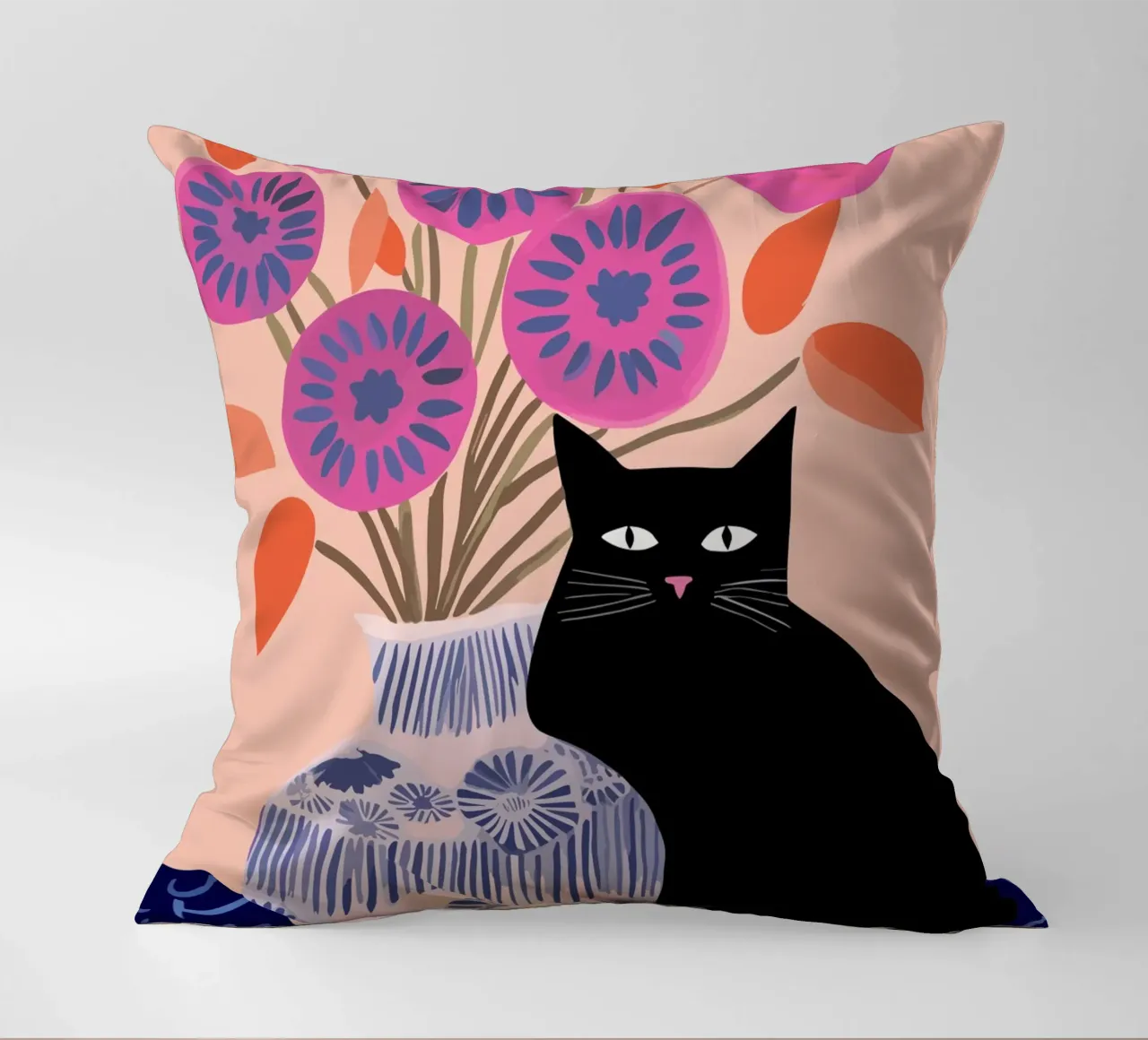 Gatto nero con un vaso di fiori di papavero rosa cuscino da Peaches Art Prints