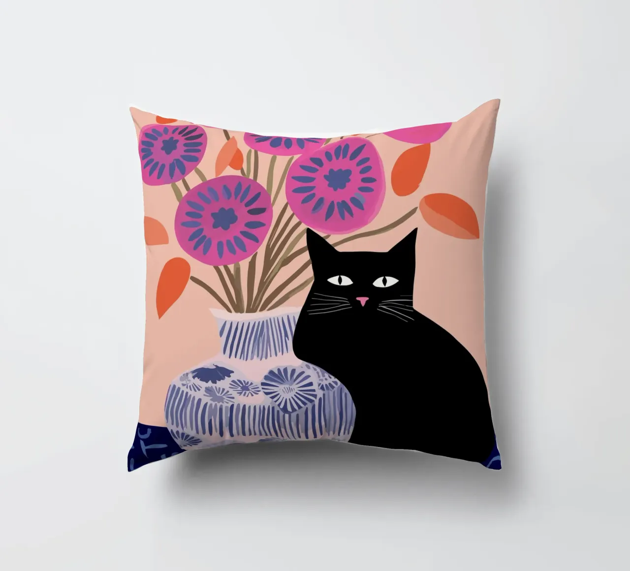 Gatto nero con un vaso di fiori di papavero rosa cuscino da Peaches Art Prints