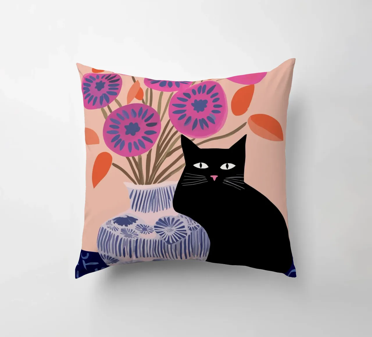 Gatto nero con un vaso di fiori di papavero rosa cuscino da Peaches Art Prints
