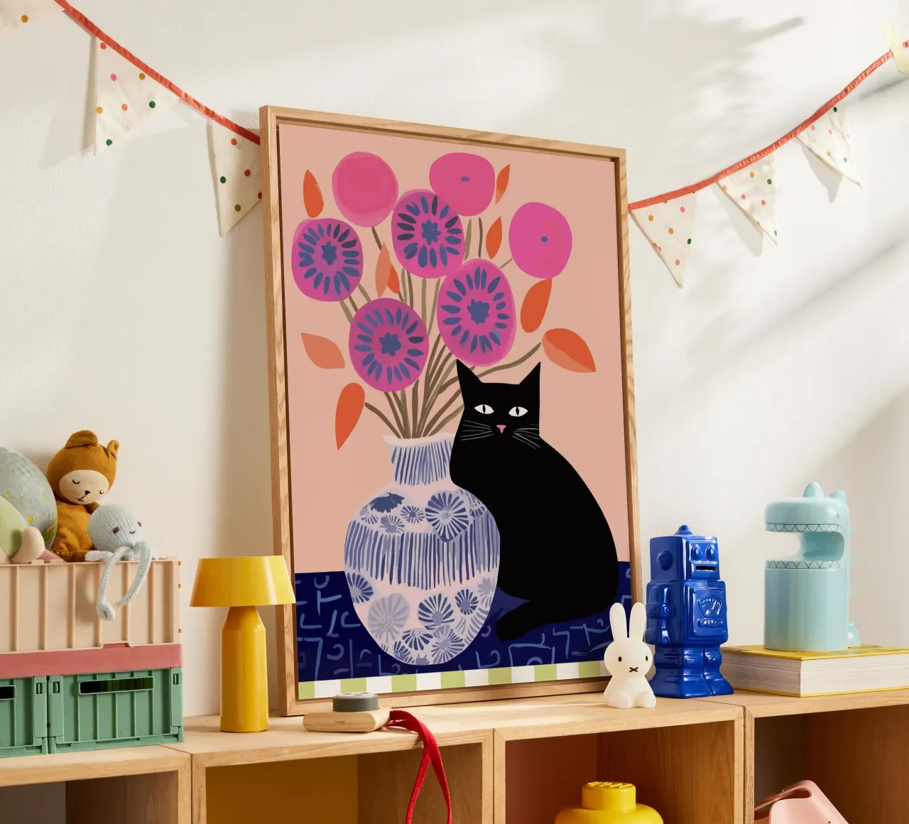 Gatto nero con un vaso di fiori di papavero rosa plexiglass da Peaches Art Prints