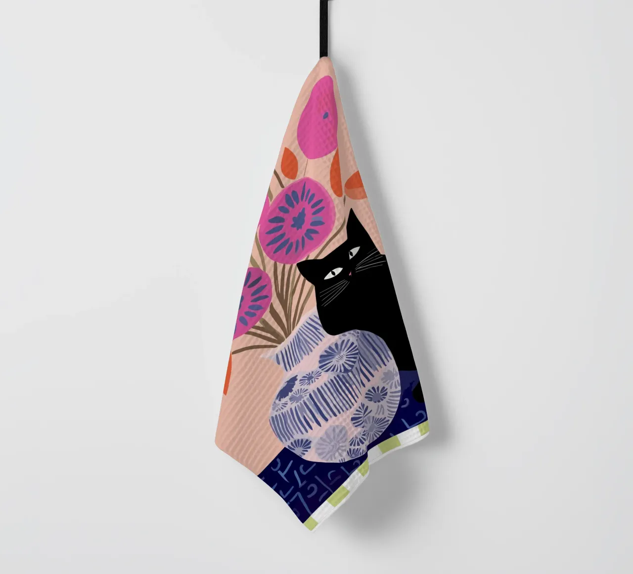 Gatto nero con un vaso di fiori di papavero rosa canovaccio da cucina da Peaches Art Prints