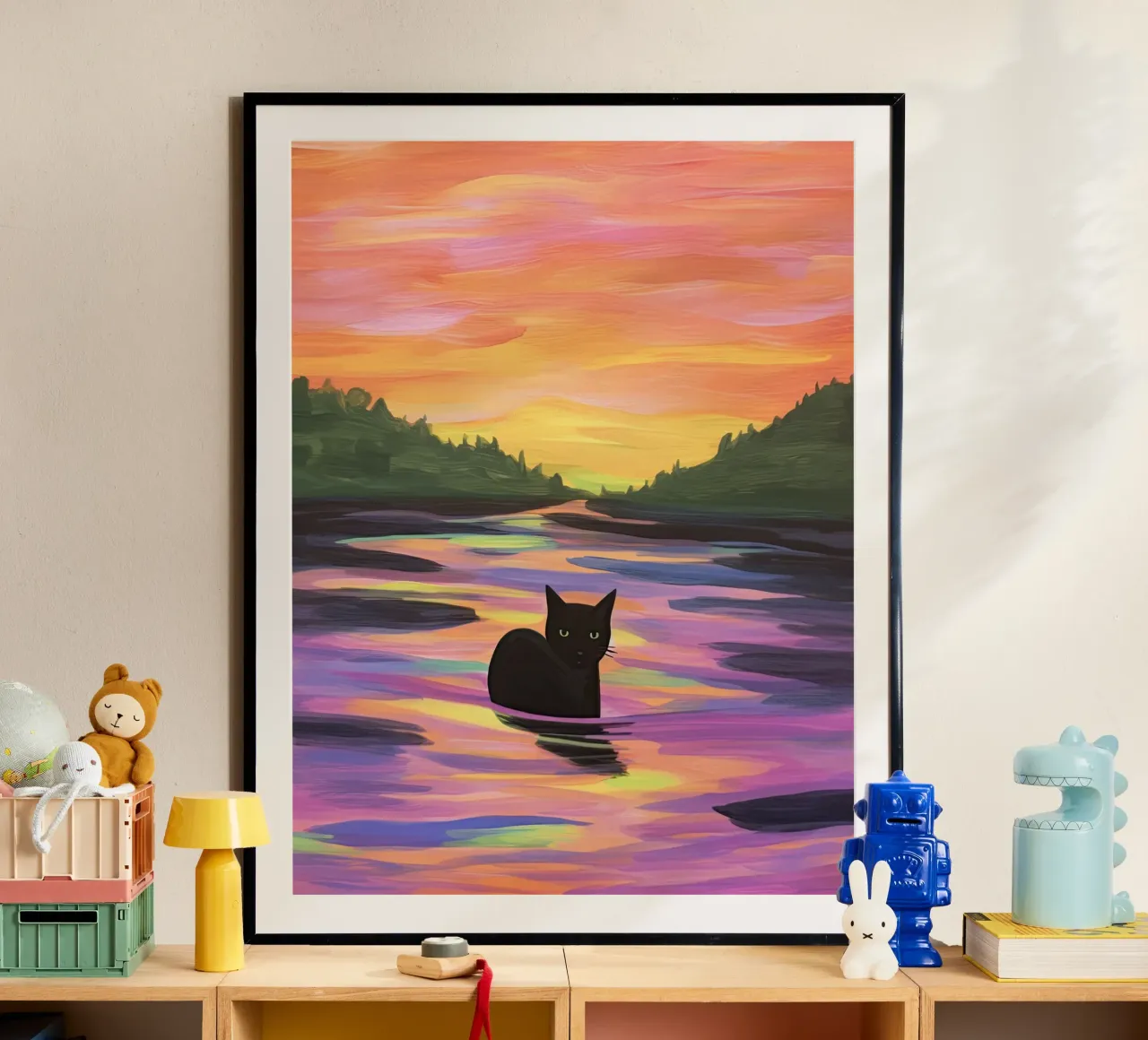 Gatto nero nel lago colorato poster con telaio in legno da Peaches Art Prints