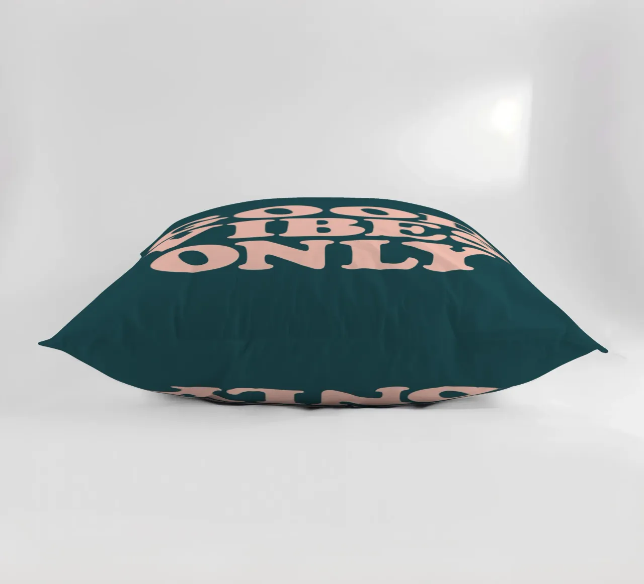 Good Vibes Only Retro Typografie Design Kissen von THE MOTIVATED TYPE