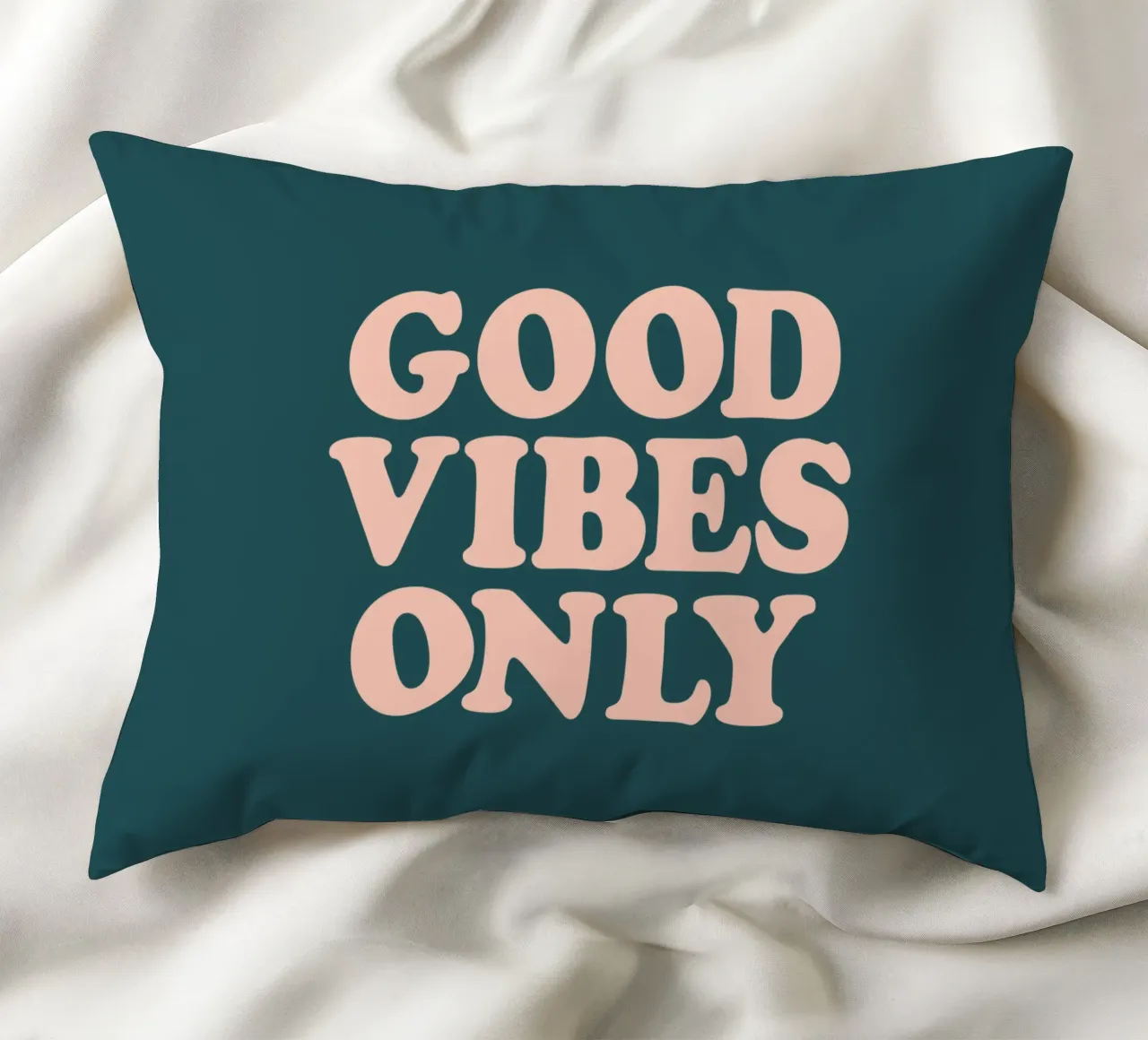 Good Vibes Only Retro Typografie Design Kissen von THE MOTIVATED TYPE