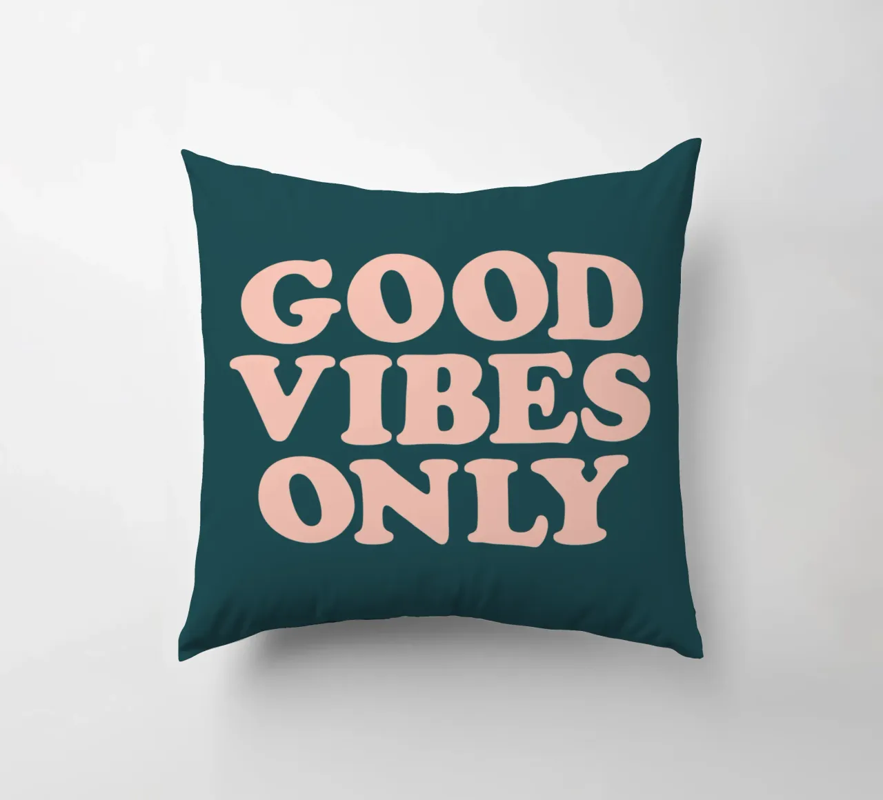 Good Vibes Only Retro Typografie Design Kissen von THE MOTIVATED TYPE