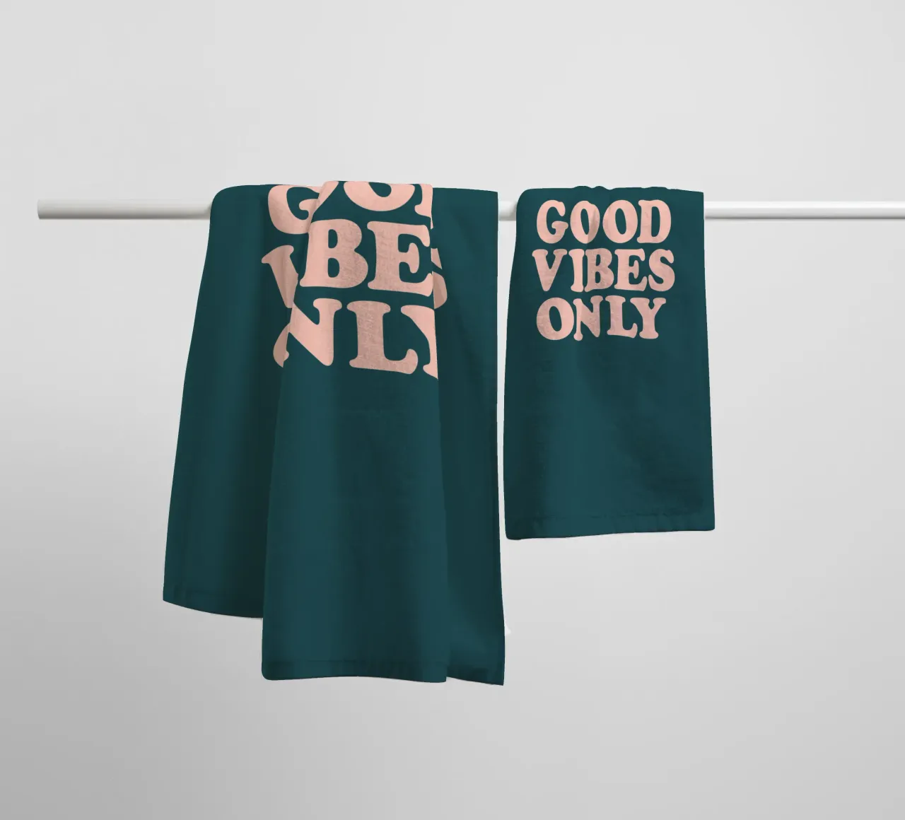 Good Vibes Only Retro Typography Design asciugamano da bagno da THE MOTIVATED TYPE