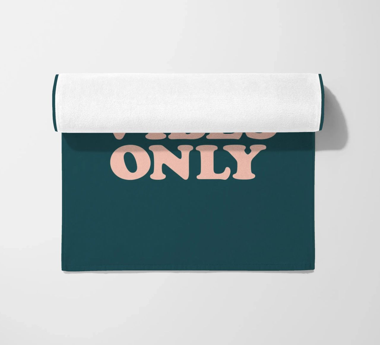 Good Vibes Only Retro Typography Design telo mare da THE MOTIVATED TYPE