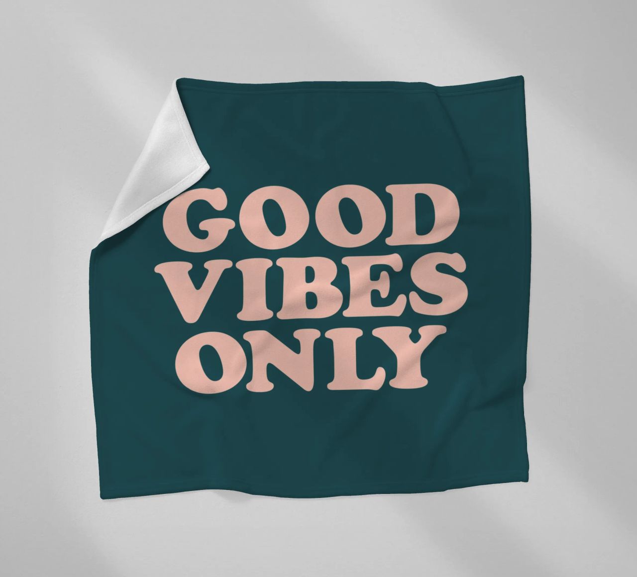 Good Vibes Only Retro Typography Design coperta in pile da THE MOTIVATED TYPE